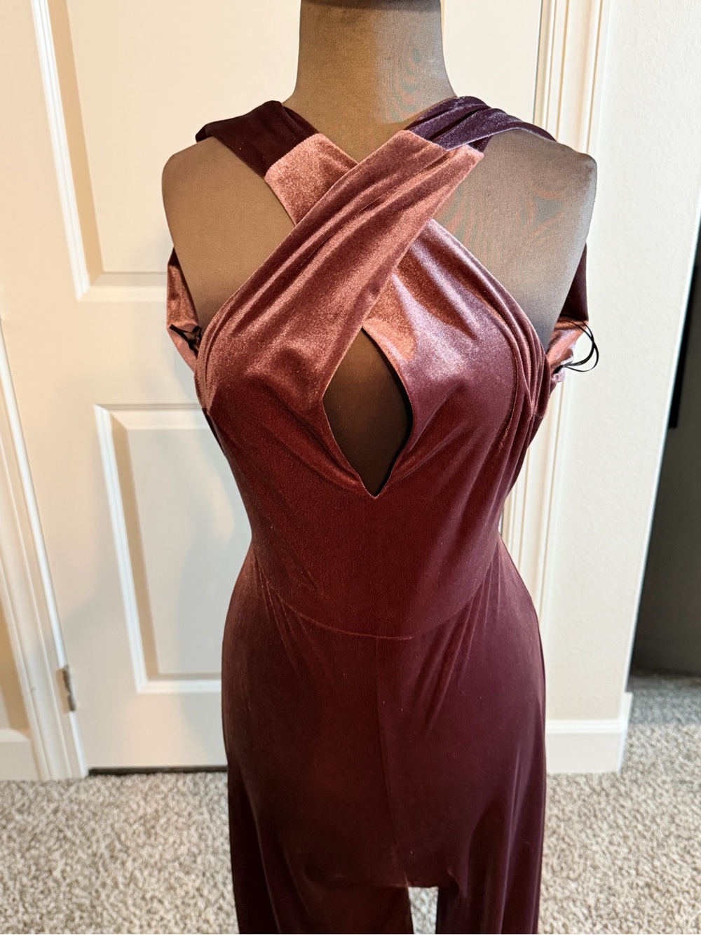 Elegant Crisscross Velvet Evening Dress in Wine